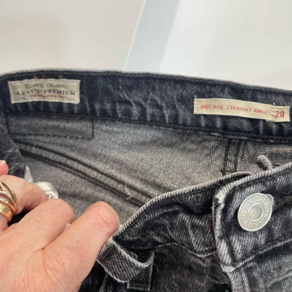 Levi's Ribcage Straight Ankle Jeans in Dark Gray